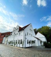 Un gran edificio blanco al costado de una calle. en Hotel Xenia Flensburg, en Flensburg
