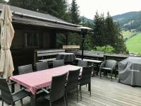Widok na góry z tego domu w stylu alpejskim