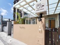 Un edificio con un cartel en el costado. en Touchai Life Guest House, en Taitung