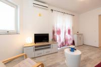 Televízia a/alebo spoločenská miestnosť v ubytovaní Apartments Doris, Krk