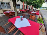 Una vista aérea de mesas y sillas rojas en un restaurante. en Hotel Prunk, en Sežana