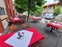 Un grupo de mesas y sillas en un patio. en Hotel Prunk, en Sežana