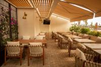 Un restaurante con mesas y sillas y un balcón. en Cantera 1910 Hotel Boutique, Destination Hotel, en San Miguel de Allende