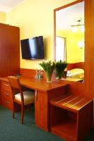 Televízia a/alebo spoločenská miestnosť v ubytovaní Hotelik & Restauracja Amber