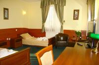 Televízia a/alebo spoločenská miestnosť v ubytovaní Hotelik & Restauracja Amber