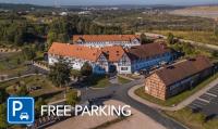una imagen de un edificio con las palabras aparcamiento gratuito en Penzion statek Bernard, en Královské Poříčí