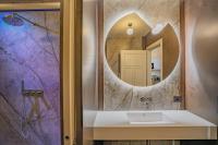 A bathroom at Corte Rubbi 7 Deluxe Apartment