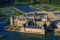 an aerial view of a castle in the water at La Valentine Spa in Béthisy-Saint-Pierre