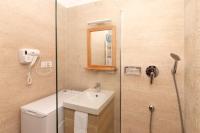 Kúpeľňa v ubytovaní Paha-Paha Modern apartment with sea view, fast Wi-Fi, and free parking!