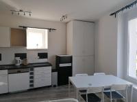Kuchnia lub aneks kuchenny w obiekcie Cuki Apartmanok