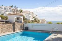 Bazén v ubytování Villa La Casita Burriana Nerja nebo v jeho okolí
