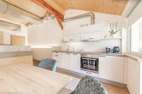 Kuchyň nebo kuchyňský kout v ubytování Chalets am Badesee Lassing