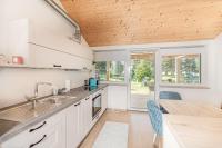 Kuchyň nebo kuchyňský kout v ubytování Chalets am Badesee Lassing