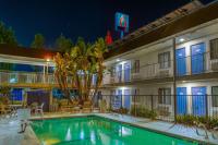 un hotel con piscina por la noche en Motel 6-Merced, CA - North, en Merced