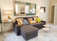 Posezení v ubytování HomeySeville-Bright Apartment at Santa Cruz 4 pax, Parking Optional