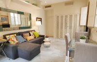Posezení v ubytování HomeySeville-Bright Apartment at Santa Cruz 4 pax, Parking Optional