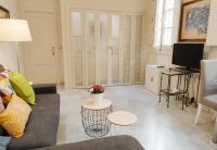 TV a/nebo společenská místnost v ubytování HomeySeville-Bright Apartment at Santa Cruz 4 pax, Parking Optional