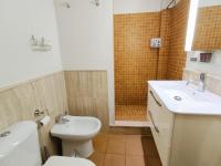 Koupelna v ubytování HomeySeville-Bright Apartment at Santa Cruz 4 pax, Parking Optional
