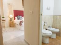 Koupelna v ubytování HomeySeville-Bright Apartment at Santa Cruz 4 pax, Parking Optional