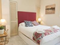 Postel nebo postele na pokoji v ubytování HomeySeville-Bright Apartment at Santa Cruz 4 pax, Parking Optional