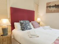 Postel nebo postele na pokoji v ubytování HomeySeville-Bright Apartment at Santa Cruz 4 pax, Parking Optional