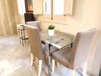 Posezení v ubytování HomeySeville-Bright Apartment at Santa Cruz 4 pax, Parking Optional