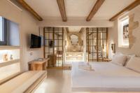 TV a/nebo společenská místnost v ubytování Inotropes Boutique Suites - Adults Only