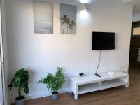 TV a/nebo společenská místnost v ubytování FANTASTIC APARTMENT. LOS CRISTIANOS. FREE WIFI.