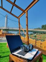 The Shelter Group of Houseboats & Tour organiserにある庭
