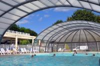 - un groupe de personnes se baignant dans une piscine dans l&#39;établissement Camping Le Walric, à Saint-Valery-sur-Somme