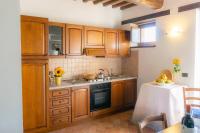 Kuchyňa alebo kuchynka v ubytovaní Agriturismo Villa Lugnano Casale Con Piscina Privata