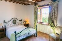 Posteľ alebo postele v izbe v ubytovaní Agriturismo Villa Lugnano Casale Con Piscina Privata