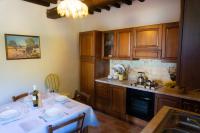 Kuchyňa alebo kuchynka v ubytovaní Agriturismo Villa Lugnano Casale Con Piscina Privata