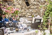 una mesa para una comida en un restaurante en Logis Auberge Les Murets Hotel Restaurant Spa, en Chandolas