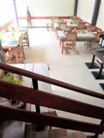 NiagaにあるLe Chamamaの部屋の中にテーブルと椅子が置かれたダイニングルーム