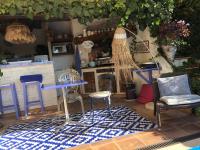 Ein Restaurant oder anderes Speiselokal in der Unterkunft Les Grimaldines - Maison d&#39;Hôtes 
