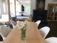 um vaso de flores sentado numa mesa de madeira em Myoko Forest Lodge em Myoko