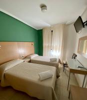 Televízia a/alebo spoločenská miestnosť v ubytovaní Hotel Alamo