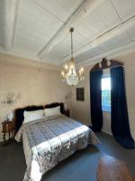 Łóżko lub łóżka w pokoju w obiekcie ANTICA VILLA CUNEO- Guest House - "B&B e non un Hotel a Cuneo"
