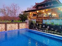 een huis met een zwembad voor een huis bij Dream Hill in Lovina