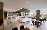 una grande cucina e sala da pranzo con tavoli e sedie di Wirye Militopia Hotel By Marine a Seongnam