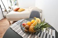 a basket of fruit on a table in a living room at Napoléon Gare 5 STUDIO 1er Etage ByLocly in Pontivy