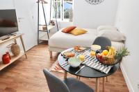 a living room with a table with fruit on it at Napoléon Gare 5 STUDIO 1er Etage ByLocly in Pontivy