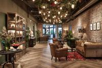 ブリュッセルにあるUrban Yard Hotelのレンガの壁のリビングルーム(ソファ、椅子付)