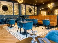 Un restaurante con sillas y mesas azules. en Logis Clermotel - Hôtel & Restaurant, en Agnetz