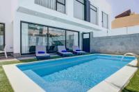 Bazén v ubytování Two Dreams Luxury Villa nebo v jeho okolí