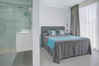 Postel nebo postele na pokoji v ubytování Two Dreams Luxury Villa