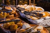 a bunch of baskets filled with different types of bread at Búzios Centro Hotel in Búzios