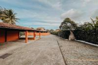 an empty driveway in front of a building at Búzios Centro Hotel in Búzios