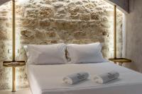 Postel nebo postele na pokoji v ubytování Inotropes Boutique Suites - Adults Only